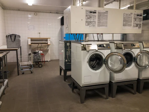 Stockholm Zweden Mei 2021 Gedeeltelijke Waslijn Van Wasmachines Een Wasruimte — Stockfoto