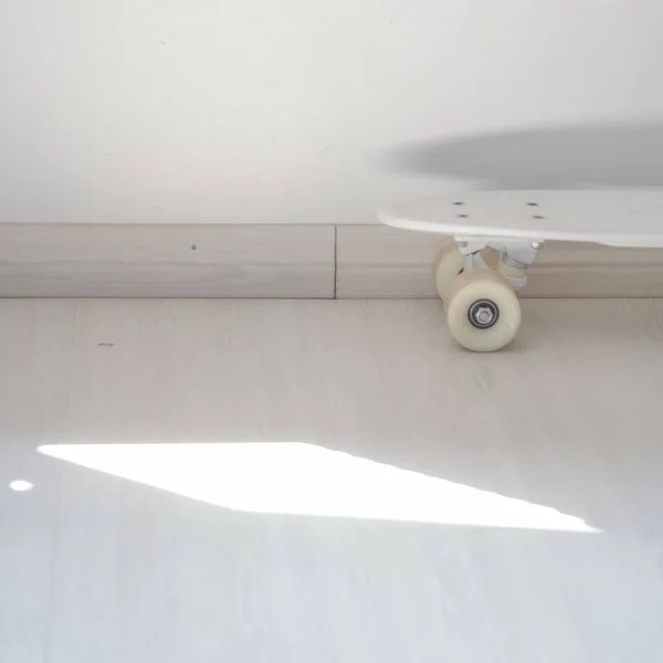 Une Partie Skateboard Blanc Sous Mur Avec Une Lumière Soleil — Photo