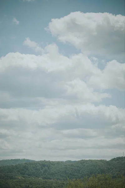 Tiro Vertical Céu Bonito Com Nuvens Fofas Acima Prado — Fotografia de Stock