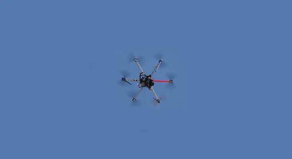 Primer Plano Dron Sobre Fondo Azul Del Cielo —  Fotos de Stock