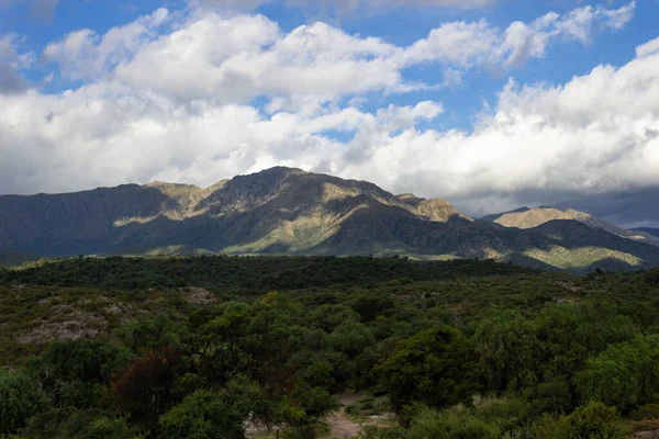 在多云的天空下 阿根廷科尔多瓦省Cerro Uritorco山的美丽景色 — 图库照片