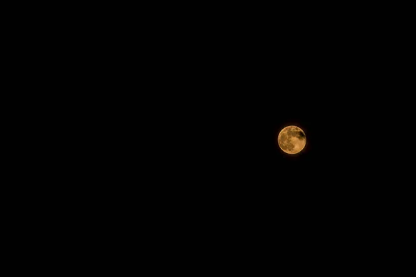 Zbliżenie Ujęcia Pełni Księżyca Odizolowanego Czarnym Tle Nocy — Zdjęcie stockowe