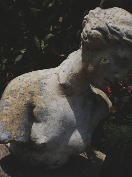 Вертикальный Снимок Статуи Античной Скульптуры Парке — стоковое фото