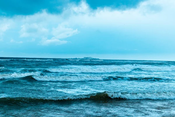 Bulutlu Bir Gökyüzünün Altında Büyüleyici Bir Deniz Manzarası — Stok fotoğraf