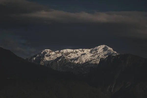 Eine Malerische Berglandschaft Unter Bewölktem Himmel — Stockfoto