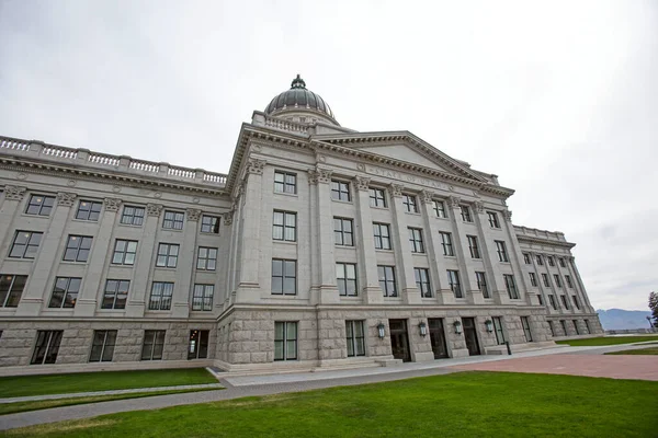 Plano Bajo Ángulo Del Edificio Del Capitolio Washington Día Sombrío — Foto de Stock