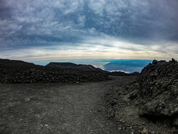 Caminho Estreito Vazio Topo Uma Montanha Deserta Seca Sob Céu — Fotografia de Stock