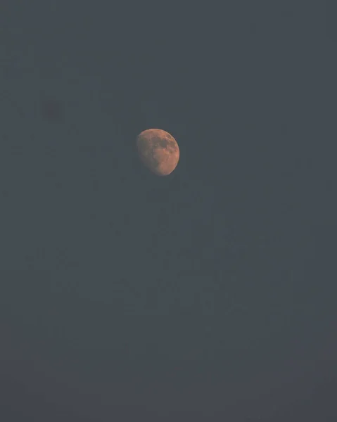 Vertical Shot Blood Moon Gentle Red Glow Clear Gray Sky — Stock Photo, Image