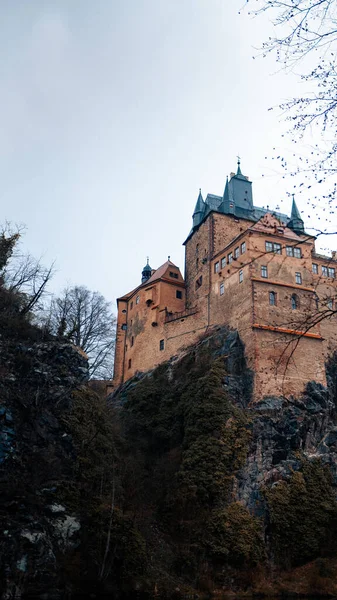 Een Lage Hoek Opname Van Het Kasteel Kriebstein Duitsland Tegen — Stockfoto