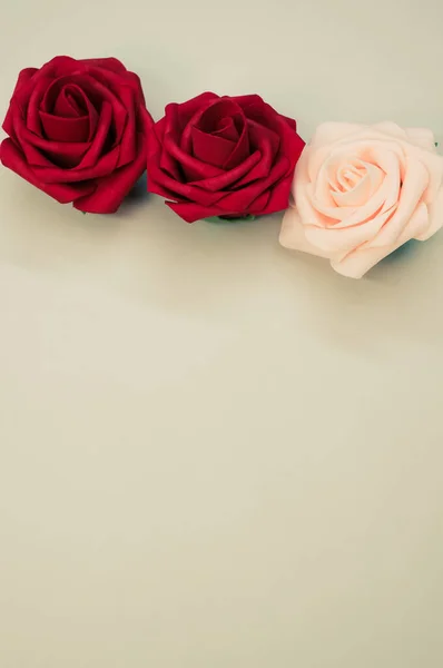 Uma Vista Vertical Superior Rosas Fita Cetim — Fotografia de Stock