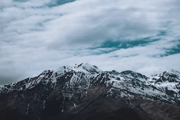 Una Majestuosa Vista Montañas Nevadas Bajo Cielo Nublado — Foto de Stock