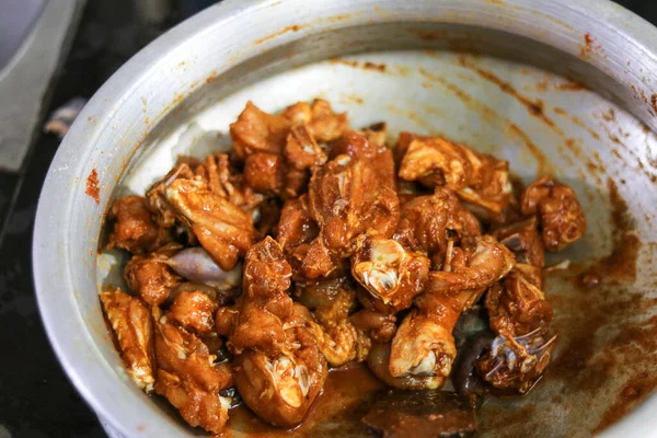 Eine Nahaufnahme Von Gebratenem Huhn Mit Leckerer Sauce Der Küche — Stockfoto