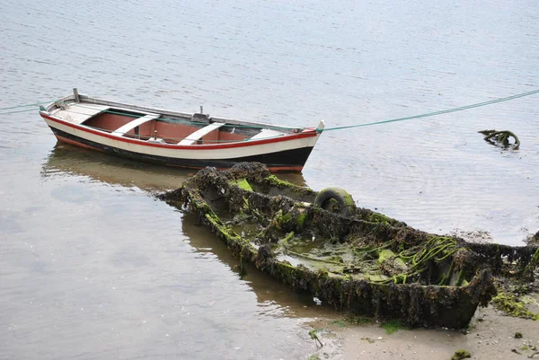 New Modern Boat Sea Next Pitiful Old Half Sunken Boat — Fotografia de Stock