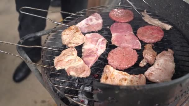 Een Closeup Van Een Persoon Kokend Vlees Een Outdoor Grill — Stockvideo