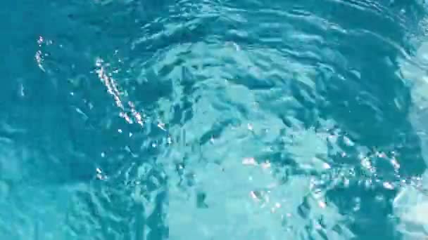 青い海のビーチに水が落ち — ストック動画