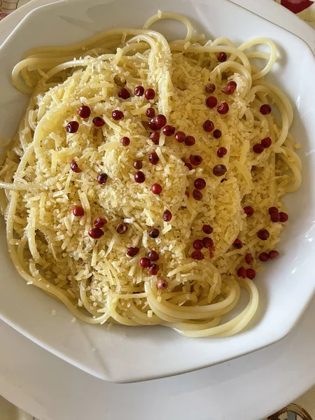 Colpo Testa Spaghetti Con Formaggio Melograno Piatto Bianco — Foto Stock