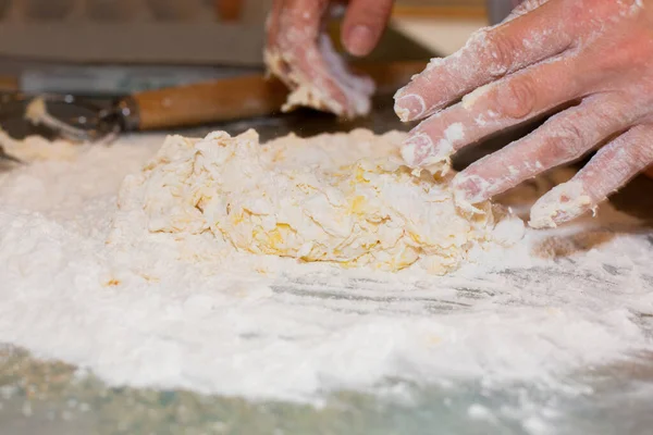 Tiro Close Mulheres Mãos Misturando Farinha Com Ovo — Fotografia de Stock