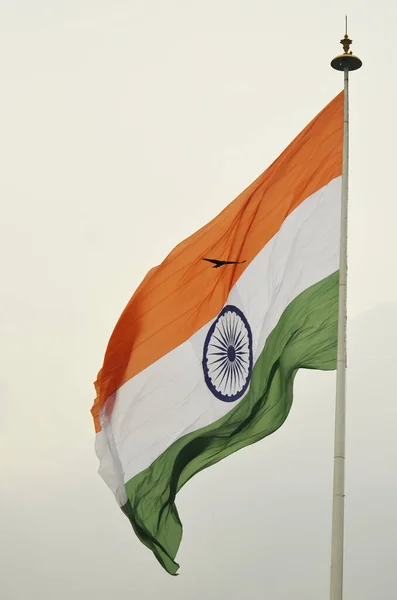 Vertikální Záběr Velkou Indickou Vlajku Jak Kymácí Větru Dlouhém Sloupu — Stock fotografie