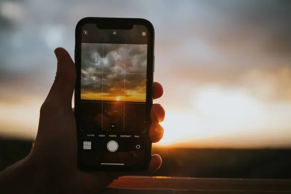 Nahaufnahme Eines Mannes Der Einen Schönen Sonnenuntergang Mit Seinem Handy — Stockfoto