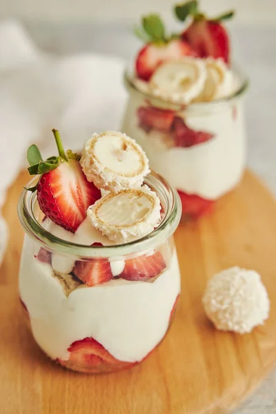 Uma Deliciosa Sobremesa Creme Com Trufas Coco Morangos Uma Tábua — Fotografia de Stock