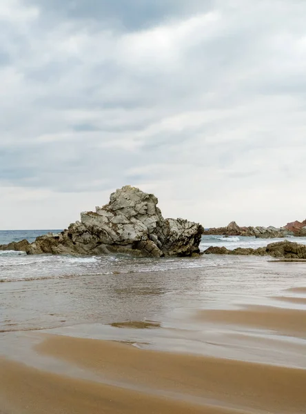 Colpo Verticale Rocce Sulla Spiaggia Sopelana Sotto Cielo Nuvoloso Spagna — Foto Stock