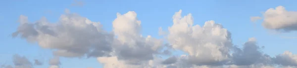 Piękne Horyzontalne Ujęcie Chmur Niebie — Zdjęcie stockowe