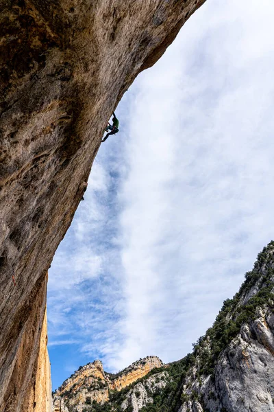 険しい山を登る登山家の垂直ショット — ストック写真