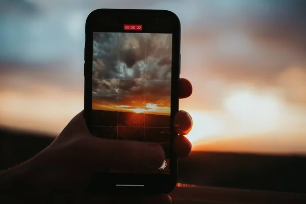 Tiro Close Uma Mão Segurando Telefone Para Tirar Uma Foto — Fotografia de Stock