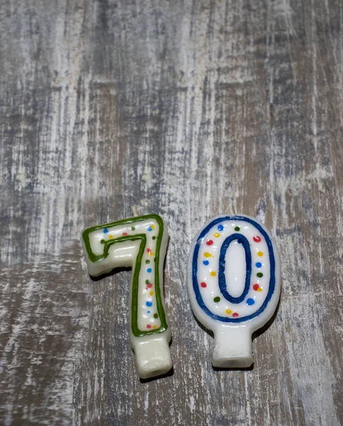 Velas Número 70O Aniversário Fundo Madeira — Fotografia de Stock