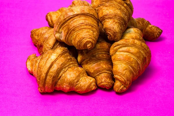 Ein Französisches Frühstückskonzept Großaufnahme Von Köstlichen Frischen Croissants Isoliert Auf — Stockfoto