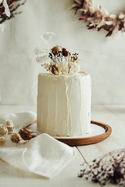 Gros Plan Délicieux Gâteau Noir Boho Avec Des Fleurs Sèches — Photo