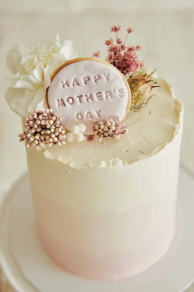 白いテーブルに花と母の日のためのおいしいBohoオムレツケーキのトップビュー — ストック写真