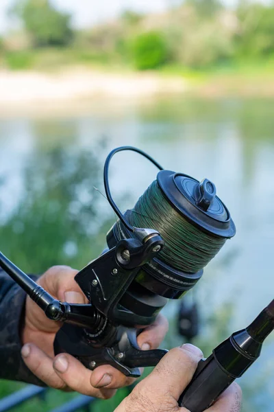 Tiro Perto Homem Caucasiano Pescando Rio — Fotografia de Stock