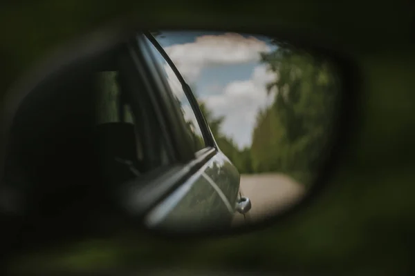 Uma Foto Close Espelho Visão Lateral Carro Refletindo Estrada — Fotografia de Stock