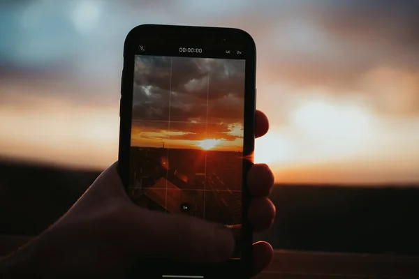 Detailní Záběr Ruky Držící Telefon Jak Fotí Krásný Západ Slunce — Stock fotografie