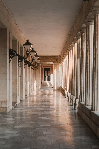 Een Verticaal Shot Van Een Corridor Met Kolommen — Stockfoto