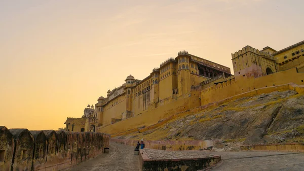 インドのラジャスタングループの丘砦の一部としてアンバー砦跡の低角度ショット — ストック写真