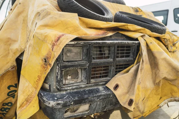 Primer Plano Una Vieja Camioneta Oxidada Cubierta Con Una Lona — Foto de Stock