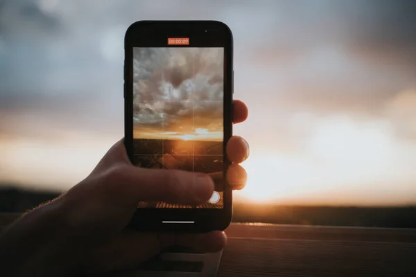 Primer Plano Una Mano Sosteniendo Teléfono Para Tomar Una Foto — Foto de Stock