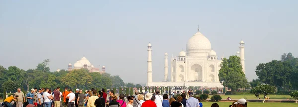 Agra India 2015年11月25日 泰姬陵 Taj Mahal 是位于联合国教科文组织世界遗产阿格拉的一座象牙白色大理石陵墓 印度穆斯林莫卧儿艺术建筑遗产的宝石 — 图库照片