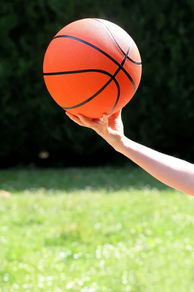 Вертикальний Знімок Жінки Тримає Баскетбольну Кулю Полі — стокове фото