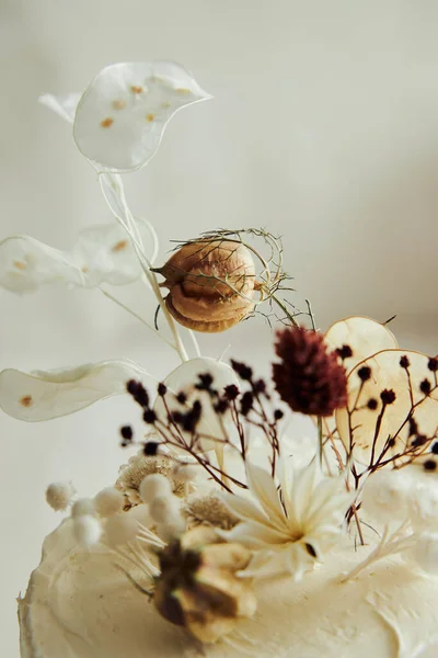 Egy Közeli Felvétel Finom Boho Ombre Tortáról Száraz Virágokkal Egy — Stock Fotó