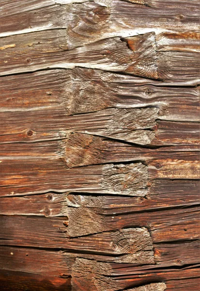 壁の角の接合部の垂直ショットいくつかの古い木製の梁 — ストック写真