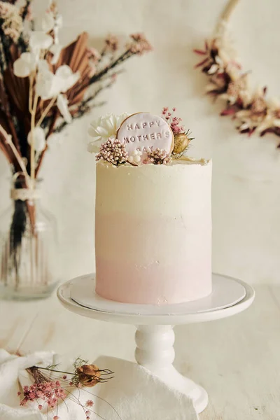 白いテーブルの上に花と母のためのおいしいBoohoオムレツケーキのクローズアップショット — ストック写真