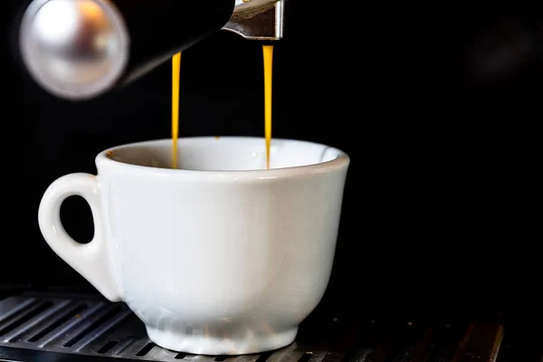 Egy Csésze Eszpresszót Miközben Csésze Egy Kávégépet Tölt — Stock Fotó