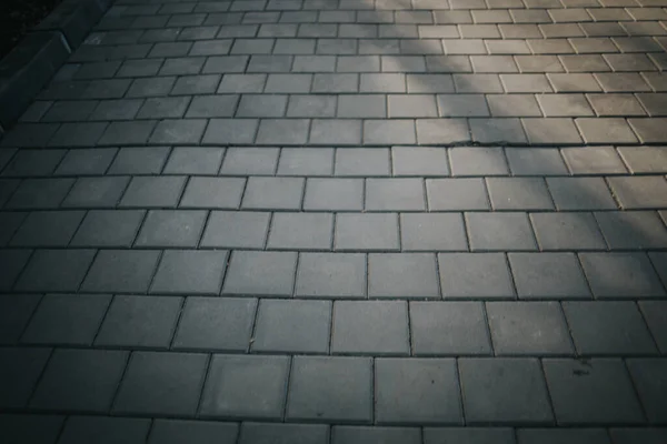 Detailní Záběr Chodníku Čtvercovými Šedými Dlaždicemi — Stock fotografie