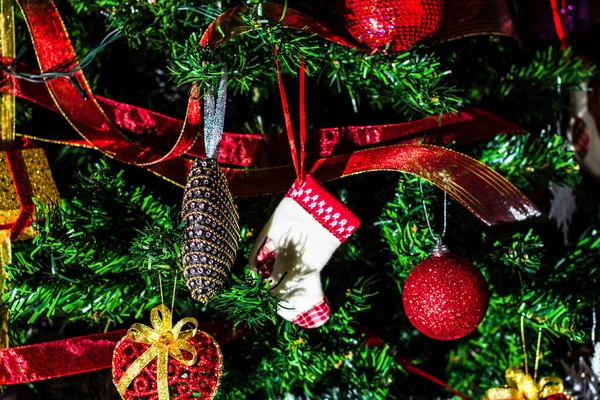 モミの木に飾られたクリスマスの吊るし飾り クリスマスツリーを飾る クリスマスのバーベキューの装飾とフェアブランチ — ストック写真