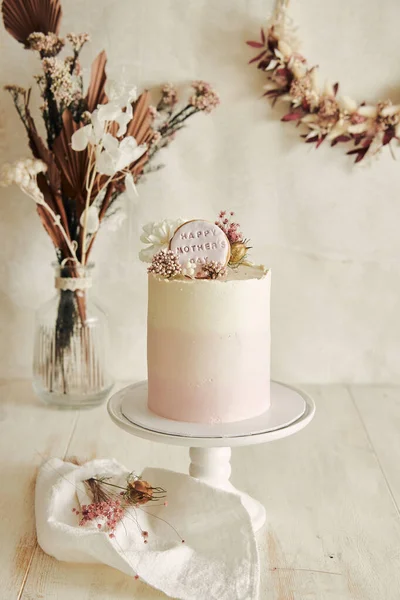 白いテーブルの上に花と母の日のためのおいしいBohoオムレツケーキのクローズアップショット — ストック写真