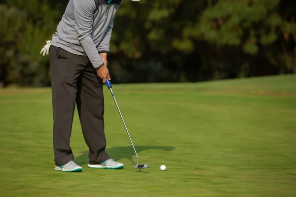 Homem Jogar Golfe Campo — Fotografia de Stock