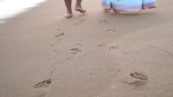 Sahilde Elbisesiyle Yürüyen Çocuklu Bir Çiftin Yakın Plan Fotoğrafı — Stok video